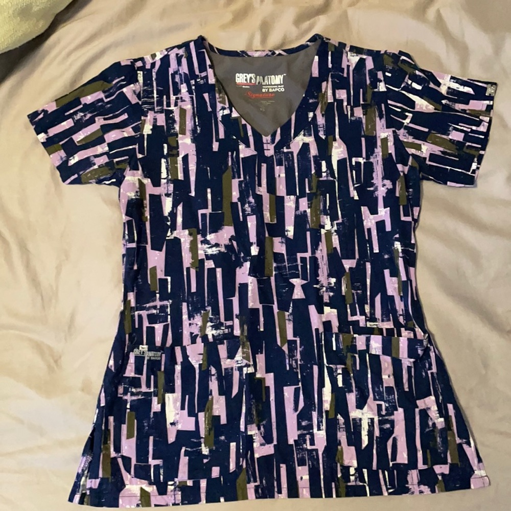 XS patterned greys anatomy scrub top